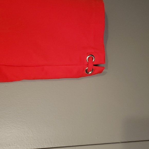 Rafaella Lady's Red Capris with Rivoted V Cut above Ankle - Picture 2 of 8